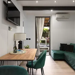 Nadia's Lovely - With Private Garden And Jacuzzi Apartamento
